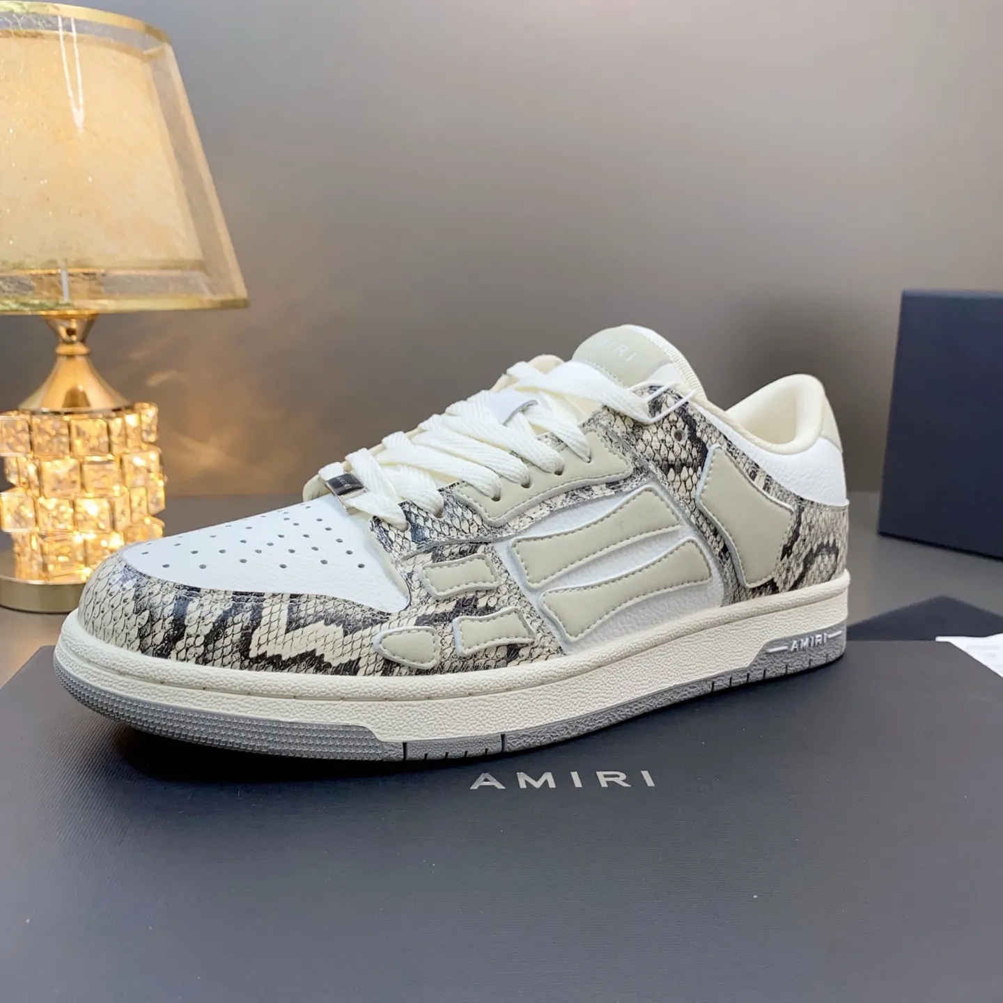 p580🐮🐮AMIRI Couple Style👑 The latest The Pacific Series Couple Style💀🦴Bone Stars Casual Sports Shoes Skateboard Shoes✔️ AMIRI's Pacific shoes are a sneaker that combines luxury and street style. Many celebrities and Internet celebrities have the same style. Its design and workmanship are very exquisite. Made of high-grade cow leather, soft to the touch and highly durable. 💎Fabrics: Original custom imported first-layer cowhide 💎Inner lining: Original customized breathable mesh 💎Foot: Original injection molded one-piece, comfortable, wear-resistant and not tiring for feet 💎Outsole: Original 1:1 molded three-color sole Original outsole 💎Sole thickness: 3CM 💎Size: Female 35-40 Male 39-46 💎Price; Top version 👑Special remarks Remark: (Female size 34 40 . Men's sizes 38 45 46 are customized and cannot be returned or exchanged. Please note when ordering! Thank you🤝🤝